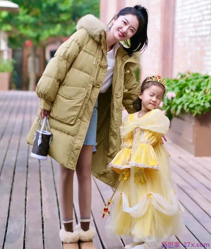 一个打扮好的妈妈有多幸福？你不仅打扮时尚，还把女儿打扮得漂漂亮亮的。